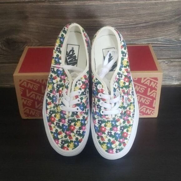 Vans White and‎ Red Sneakers Stylish and Comfortable - Picture 2 of 10